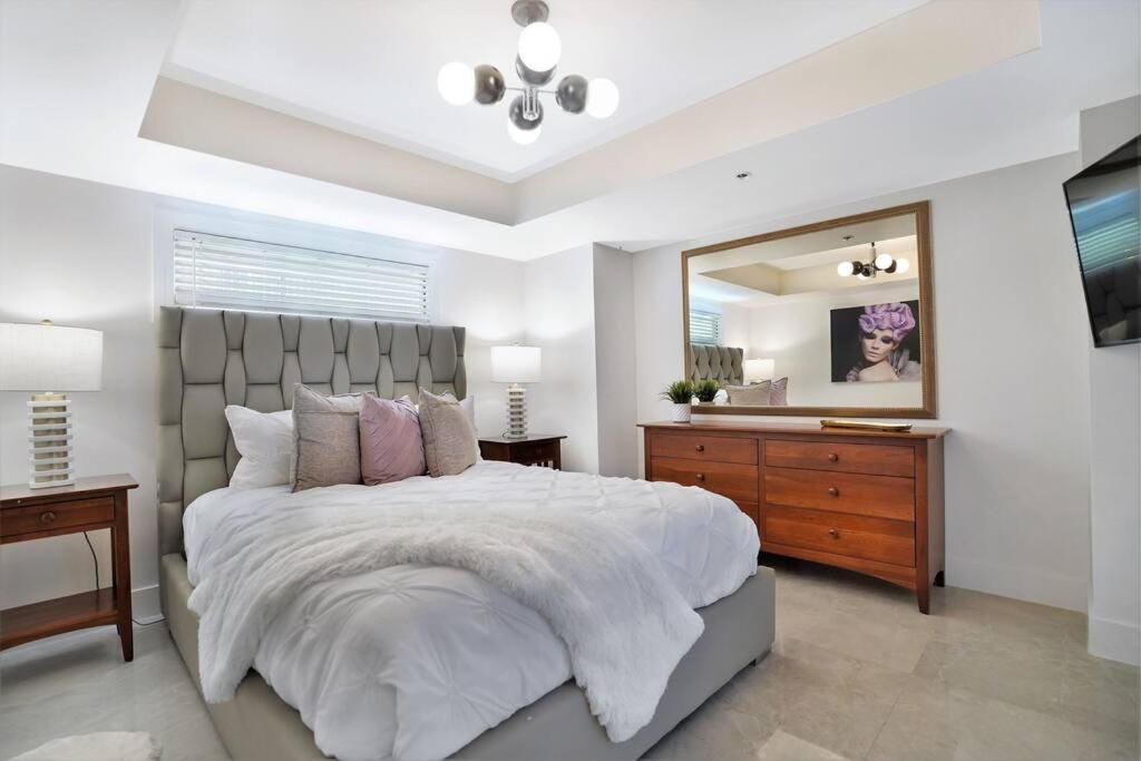 Classic Beauty! Skyline And Water Views Apartment