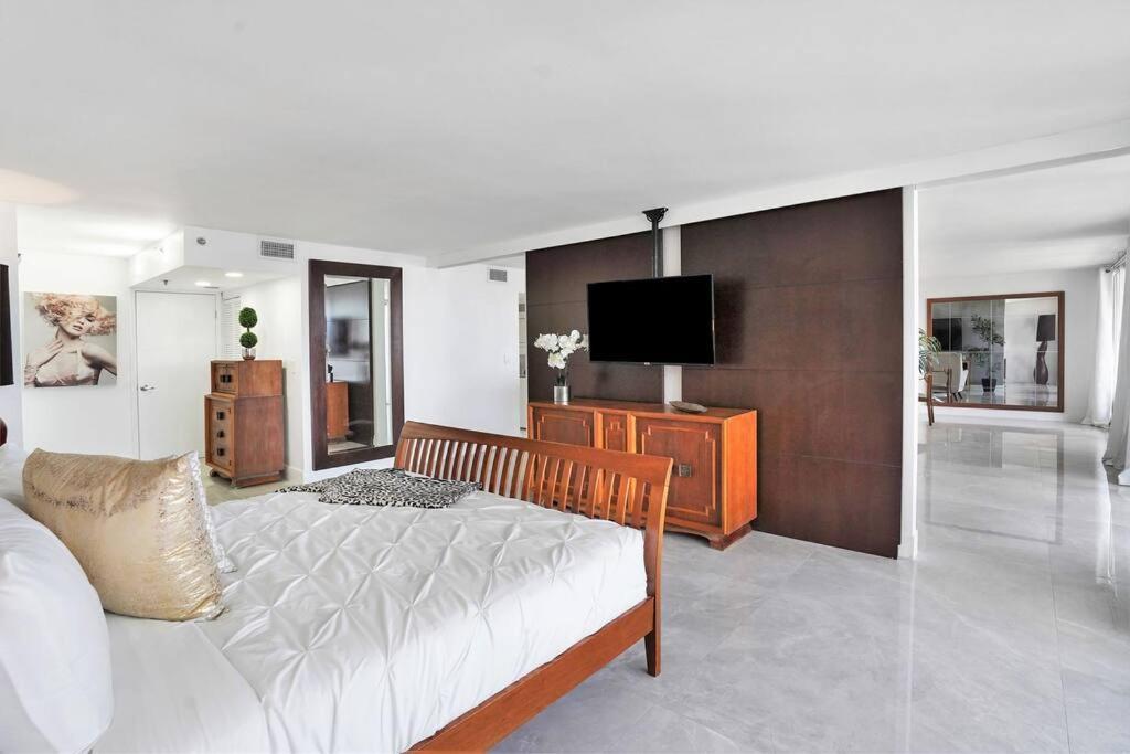Classic Beauty! Skyline And Water Views Apartment Miami