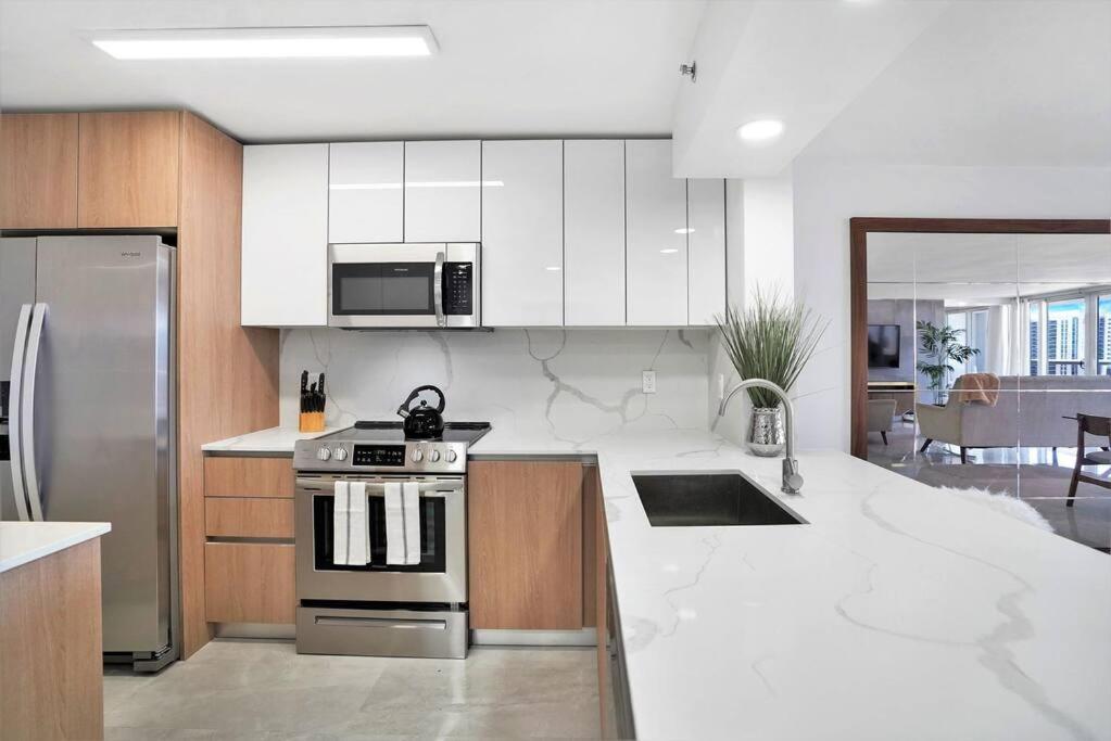 Classic Beauty! Skyline And Water Views Apartment