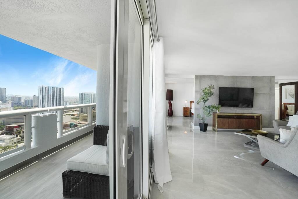 Classic Beauty! Skyline And Water Views Apartment *