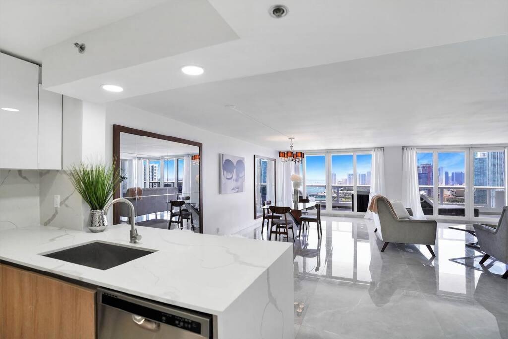 Classic Beauty! Skyline And Water Views Apartment Miami
