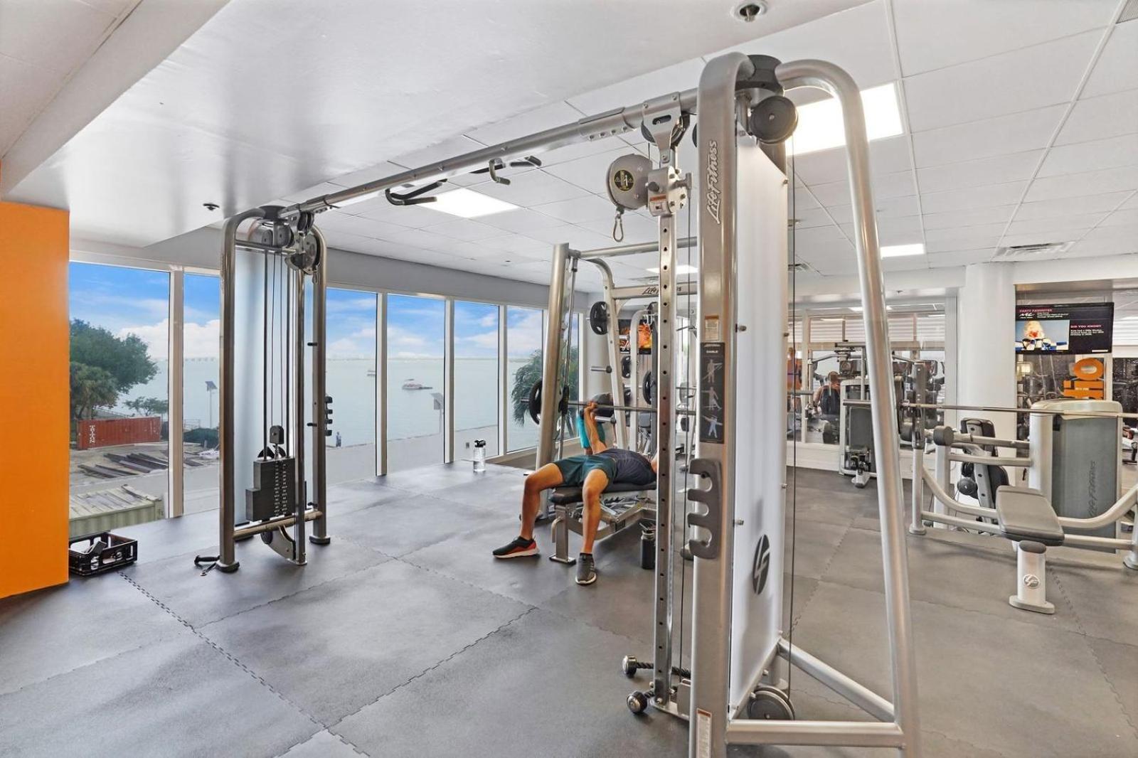 Classic Beauty! Skyline And Water Views Apartment Miami