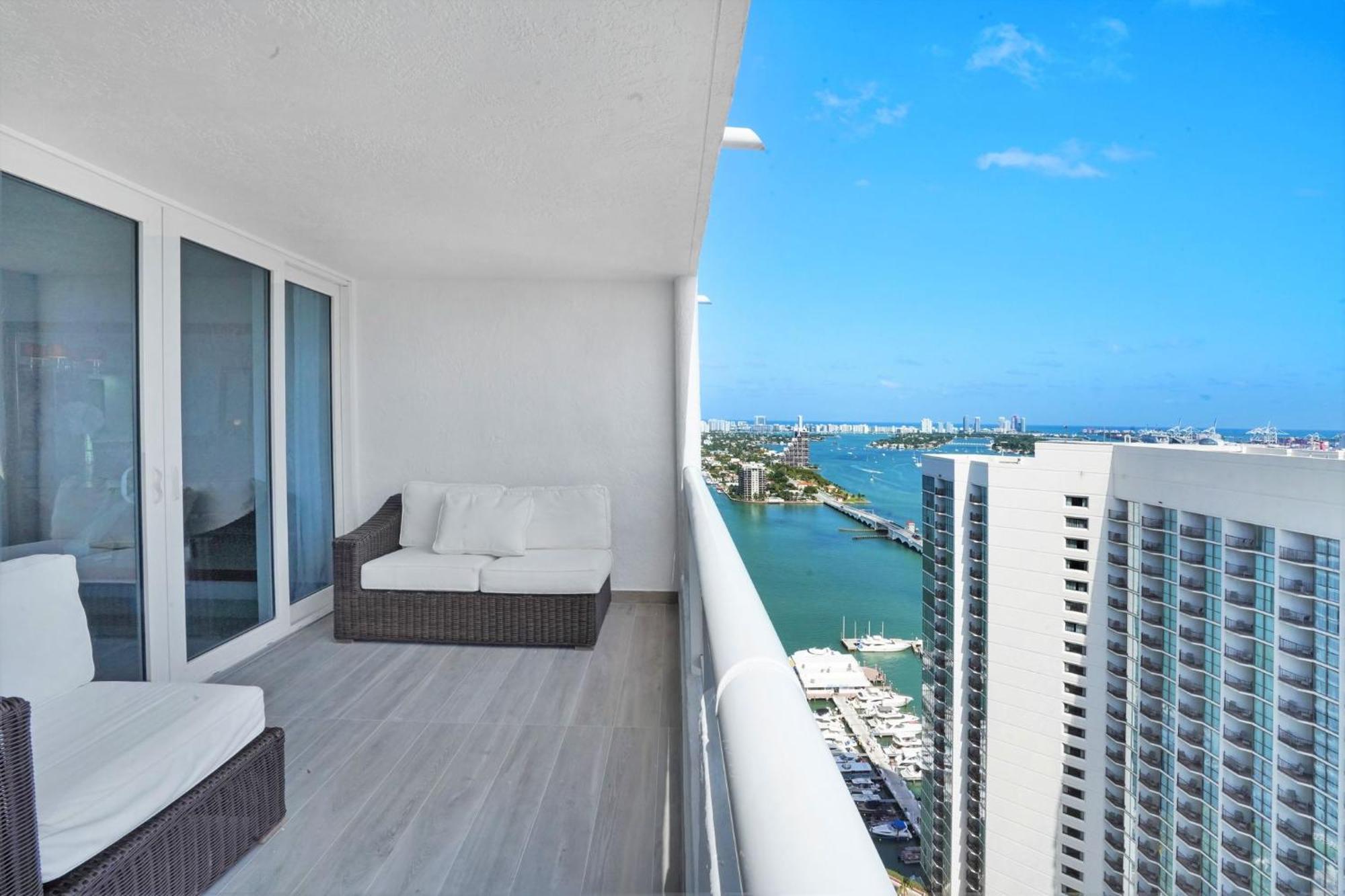 Classic Beauty! Skyline And Water Views
