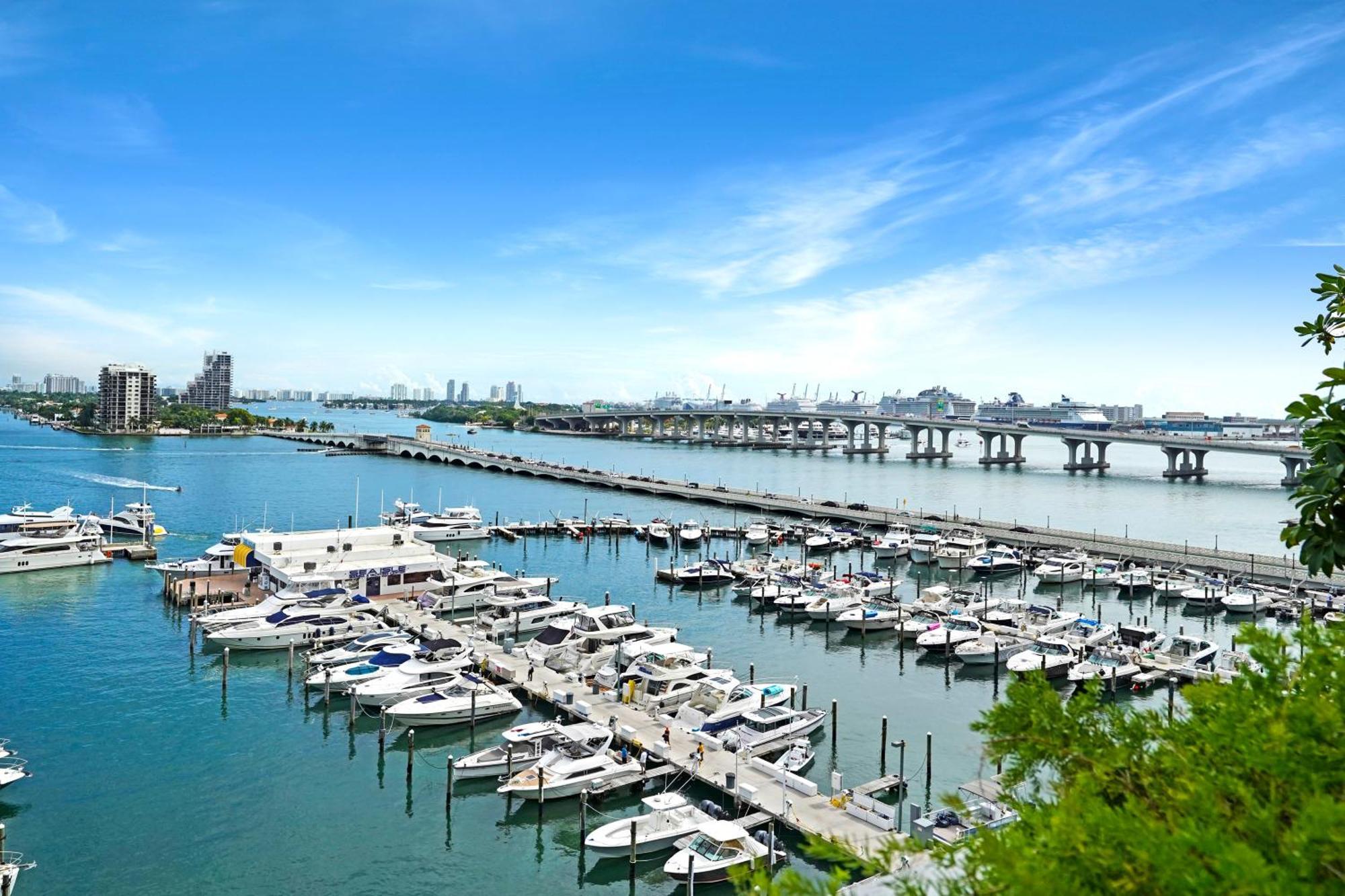 Classic Beauty! Skyline And Water Views *