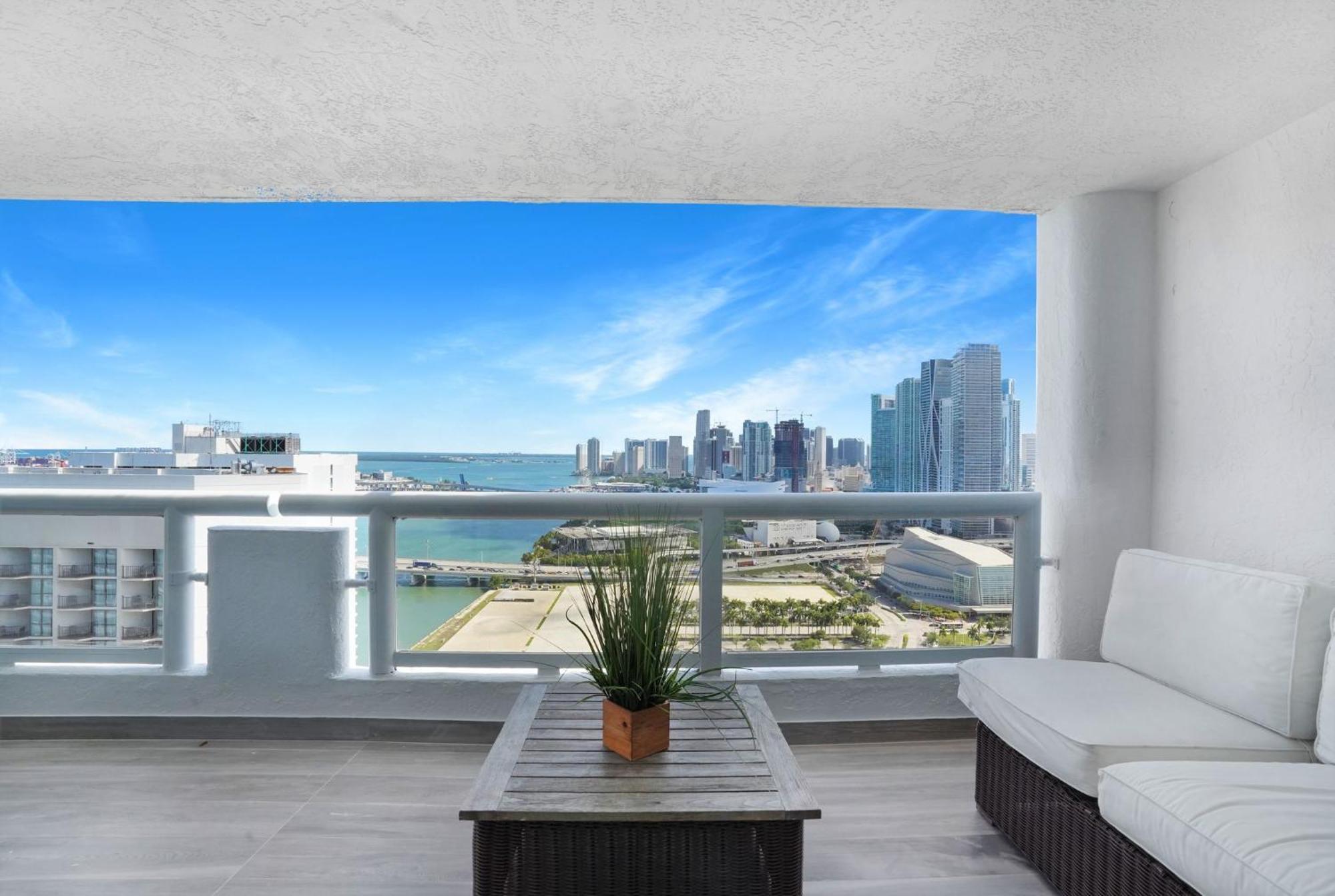 Classic Beauty! Skyline And Water Views Miami