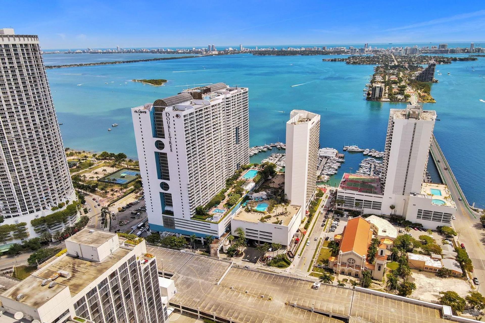 Classic Beauty! Skyline And Water Views Apartment *